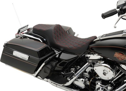 Drag Specialties Seats Predator Iii Double Diamond Vinyl Black/Red Sea i gruppen Reservdelar & Tillbehr / Ram och chassidelar / Sadlar / Sadlar Touring hos Blixt&Dunder AB (08011131)