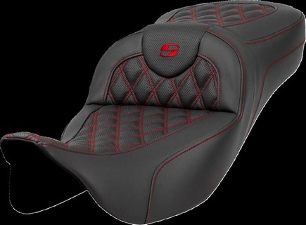 Saddlemen Roadsofa�?� Seat - Lattice Stitch - Red Stitch - Extended Re i gruppen Reservdelar & Tillbeh�r / Ram och chassidelar / Sadlar / Sadlar Touring hos Blixt&Dunder AB (08011588)