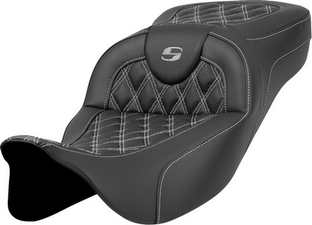 Saddlemen Roadsofa? Seat - Lattice Stitch - Silver Stitch - Extended i gruppen Reservdelar & Tillbehr / Ram och chassidelar / Sadlar / Sadlar Touring hos Blixt&Dunder AB (08011589)
