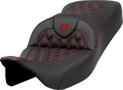 Saddlemen Roadsofa? Seat - Lattice Stitch - Red Stitch Seat Road Sof i gruppen Reservdelar & Tillbehr / Ram och chassidelar / Sadlar / Sadlar Touring hos Blixt&Dunder AB (08011596)