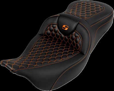 Saddlemen Roadsofa? Seat - Honeycomb - Orange Stitch - Without Backr i gruppen Reservdelar & Tillbehr / Ram och chassidelar / Sadlar / Sadlar Touring hos Blixt&Dunder AB (08011641)