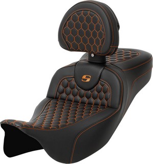 Saddlemen Roadsofa? Seat - Honeycomb - Orange Stitch - With Backrest i gruppen Reservdelar & Tillbehr / Ram och chassidelar / Sadlar / Sadlar Touring hos Blixt&Dunder AB (08011653)