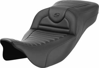 Saddlemen Seat Roadsofa Tr Cf Ext Rch Seat Roadsofa Tr Cf Ext Rch i gruppen  hos Blixt&Dunder AB (08011818)