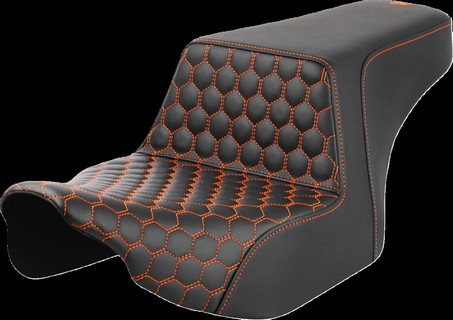 Saddlemen Step-Up Seat - Front Honeycomb - Orange Stitching Seat Step i gruppen Reservdelar & Tillbehr / Ram och chassidelar / Sadlar / Sadlar Touring hos Blixt&Dunder AB (08011827)