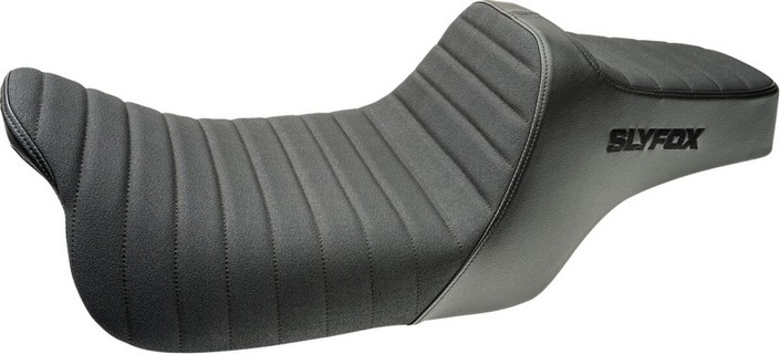 Slyfox Highnoon Seat - Vinyl - Classic Stitch - Black Logo - Flh/Flt ' i gruppen Reservdelar & Tillbehr / Ram och chassidelar / Sadlar / Sadlar Touring hos Blixt&Dunder AB (08012095)