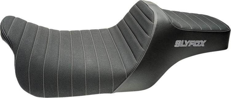 Slyfox Highnoon Seat - Vinyl - Classic Stitch - Silver Logo - Flh/Flt i gruppen Reservdelar & Tillbehr / Ram och chassidelar / Sadlar / Sadlar Touring hos Blixt&Dunder AB (08012096)