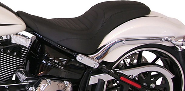 Mustang Seat Tripper? Fastback 2-Up Tuck & Roll Stitch Seat Tripr Fstb i gruppen Reservdelar & Tillbehr / Ram och chassidelar / Sadlar / Sadlar Softail hos Blixt&Dunder AB (08020842)