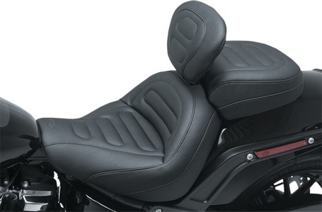 Mustang Seat Solo Standard Touring Raised Detailing With Driver Backre i gruppen Reservdelar & Tillbehr / Ram och chassidelar / Sadlar / Sadlar Softail hos Blixt&Dunder AB (08021059)