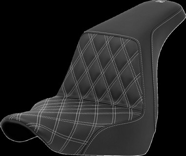 Saddlemen Seat Step Up Ls Driver Silver Stitch Seat Step Up Flsb/Fxlr i gruppen Reservdelar & Tillbehr / Ram och chassidelar / Sadlar / Sadlar Softail hos Blixt&Dunder AB (08021576)