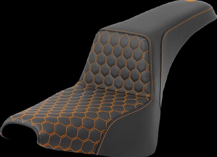 Saddlemen Seat Step Up Hc Orange Stitch Seat Step Up Fxbb/Fxst 18-Up - i gruppen Reservdelar & Tillbehr / Ram och chassidelar / Sadlar / Sadlar Softail hos Blixt&Dunder AB (08021579)