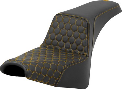 Saddlemen Seat Step Up Hc Gold Stitch Seat Step Up Fxbb/Fxst 18-Up - i gruppen Reservdelar & Tillbehr / Ram och chassidelar / Sadlar / Sadlar Softail hos Blixt&Dunder AB (08021580)