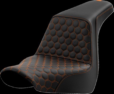 Saddlemen Seat Step Up Hc Orange Stitch Seat Step Up Flsb/Fxlr 18-Up - i gruppen Reservdelar & Tillbehr / Ram och chassidelar / Sadlar / Sadlar Softail hos Blixt&Dunder AB (08021583)