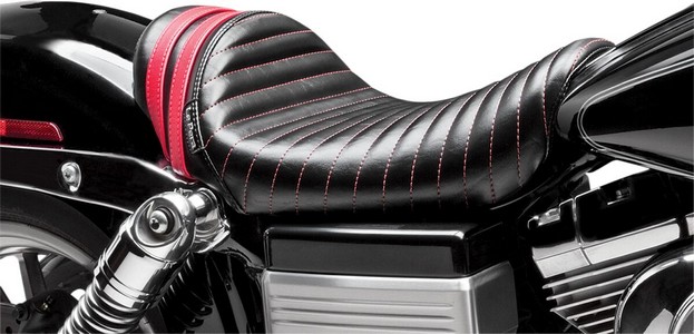 Le Pera Seat Stubs Spoiler Solo Tuck & Roll Black W/Red Stripes Seat S i gruppen Reservdelar & Tillbehr / Ram och chassidelar / Sadlar / Sadlar Dyna (FXD) hos Blixt&Dunder AB (08030443)