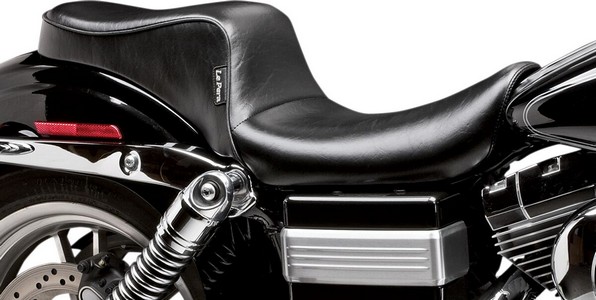 Le Pera Seat Cherokee 2-Up Smooth Black Seat Cherok Dyna Wg 96-03 i gruppen Reservdelar & Tillbehr / Ram och chassidelar / Sadlar / Sadlar Dyna (FXD) hos Blixt&Dunder AB (08030534)