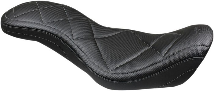 Mustang Seat Super Tripper? 2-Up Carbon-Fiber Style Diamond Stitch Sea i gruppen Reservdelar & Tillbehr / Ram och chassidelar / Sadlar / Sadlar Dyna (FXD) hos Blixt&Dunder AB (08030577)