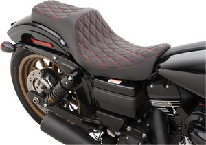 Drag Specialties Seat Predator Iii Double Diamond Black/Red Seat Predi i gruppen Reservdelar & Tillbehr / Ram och chassidelar / Sadlar / Sadlar Dyna (FXD) hos Blixt&Dunder AB (08030604)