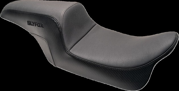 Slyfox Seat Slyfox Black Smooth Vinyl W/Cf Black Sf Dyna 06-17 Seat Sl i gruppen Reservdelar & Tillbehr / Ram och chassidelar / Sadlar / Sadlar Dyna (FXD) hos Blixt&Dunder AB (08030744)