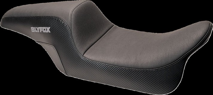 Slyfox Seat Slyfox Black Smooth Vinyl W/Cf Grey Sf Dyna 06-17 Seat Sly i gruppen Reservdelar & Tillbehr / Ram och chassidelar / Sadlar / Sadlar Dyna (FXD) hos Blixt&Dunder AB (08030745)