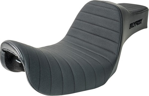 Slyfox Seat Highnoon Blk Logo Classic Stitch W/Slipstop Vinyl Fxd Seat i gruppen Reservdelar & Tillbehr / Ram och chassidelar / Sadlar / Sadlar Dyna (FXD) hos Blixt&Dunder AB (08030759)