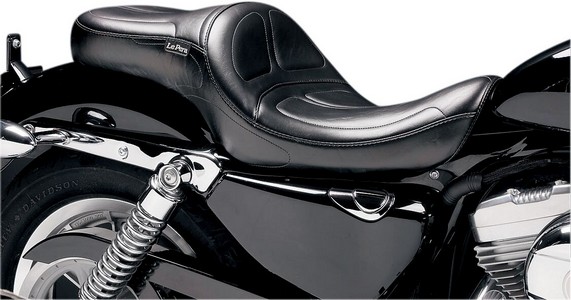 Le Pera Seat Maverick 2-Up Lt Special Stitch Black Seat Maverick 04-06 i gruppen Reservdelar & Tillbehr / Ram och chassidelar / Sadlar / Sadlar Sportster hos Blixt&Dunder AB (08040165)