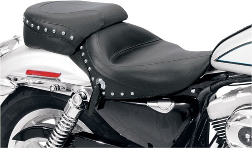 Mustang Seat Wide Touring Solo Studded With Conchos Seat Wid Solo Std0 i gruppen Reservdelar & Tillbehr / Ram och chassidelar / Sadlar / Sadlar Sportster hos Blixt&Dunder AB (08040303)