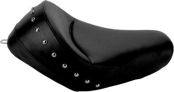Saddlemen Solo Seat Heels Down Front Saddlehyde? Studded Black|Natural i gruppen Reservdelar & Tillbehr / Ram och chassidelar / Sadlar / Sadlar Sportster hos Blixt&Dunder AB (08040403)