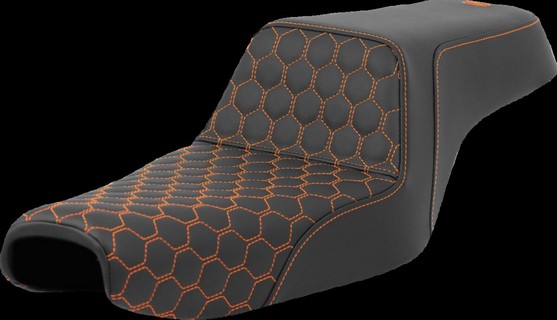 Saddlemen Step-Up Seat - Honeycomb - Orange Stitching Seat Step Up Hc i gruppen Reservdelar & Tillbehr / Ram och chassidelar / Sadlar / Sadlar Sportster hos Blixt&Dunder AB (08040808)