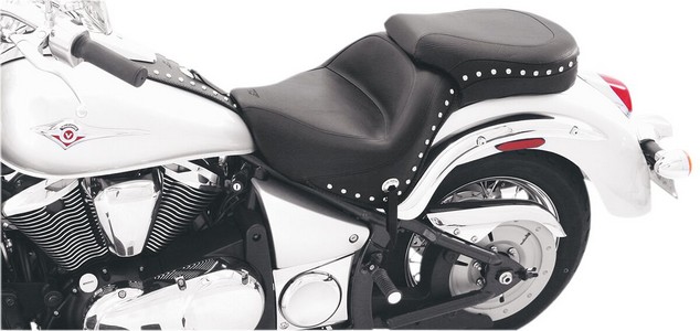 Mustang Seat One-Piece Wide Touring 2-Up Studded With Conchos Seat Wid i gruppen Reservdelar & Tillbehr / Ram och chassidelar / Sadlar / Sadlar Touring hos Blixt&Dunder AB (08100508)