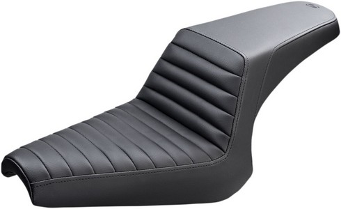 Saddlemen Seat Step Up Tuck & Roll Pleated Black Seat Step Up Tr Bolt i gruppen Reservdelar & Tillbehr / Ram och chassidelar / Sadlar / Saddlemen hos Blixt&Dunder AB (08102051)