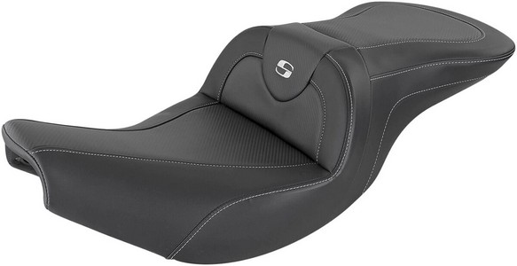 Saddlemen Heated Road Sofa Seat - Carbon Fiber - Heated Seat Roadsofa i gruppen Reservdelar & Tillbehr / Ram och chassidelar / Sadlar / Saddlemen hos Blixt&Dunder AB (08102242)