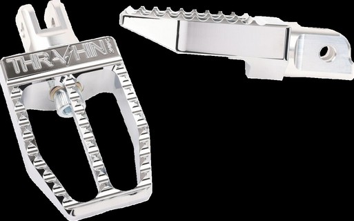 Thrashin Supply Co. Footpegs Militant M8 Softail Front Chrome Footpegs i gruppen Reservdelar & Tillbehr / Ram och chassidelar / Fotreglage / Fotpinnar hos Blixt&Dunder AB (16202615)