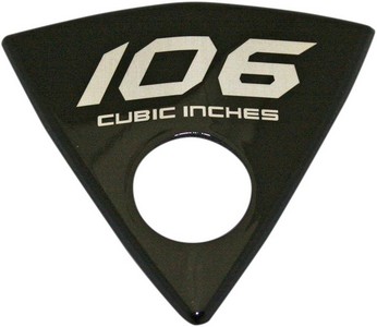 Custom Dynamics Badge Wedge 106 Cubic Inch Left Side Badge Vic Wedge L i gruppen Reservdelar & Tillbehr / Victory hos Blixt&Dunder AB (20401906)