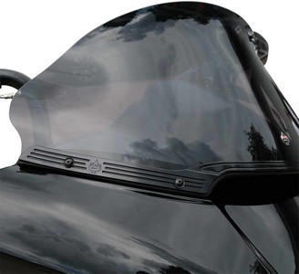 Klock Werks Trim Ws Blk Logo Fltr15+ Fltr - 2015+ - Windshield Trim i gruppen Reservdelar & Tillbehr / Ram och chassidelar / Vindrutor hos Blixt&Dunder AB (23100706)