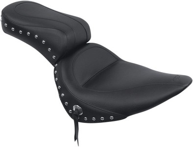 Mustang Seat One-Piece Original 2-Up Studded With Conchos Studded Seat i gruppen Reservdelar & Tillbehr / Ram och chassidelar / Sadlar / Sadlar Touring hos Blixt&Dunder AB (DS902160)