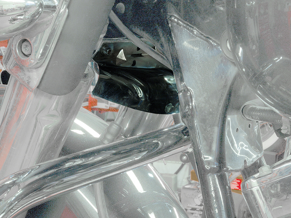 Wind deflector lower tripple tree on FLT/FLHT 80-13, chrome steel