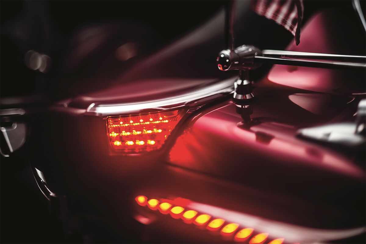 Kuryakyn Passenger Armrest Trim With Led Turn Signal Accent Pass Armre