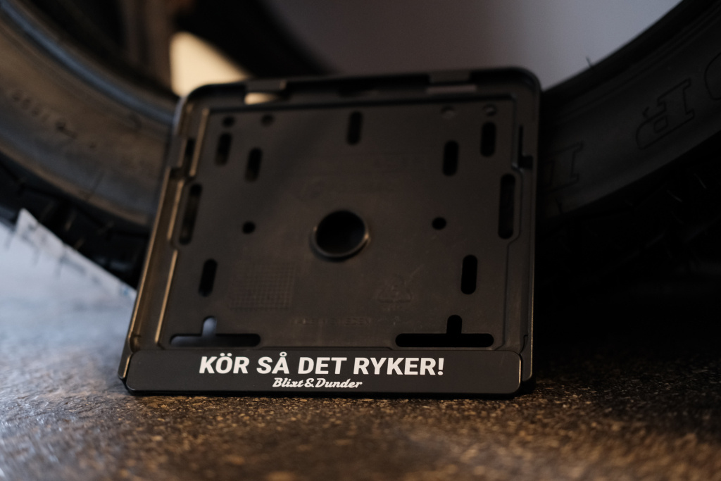 Skylth�llare med list  (Svenska reg. skyltar)